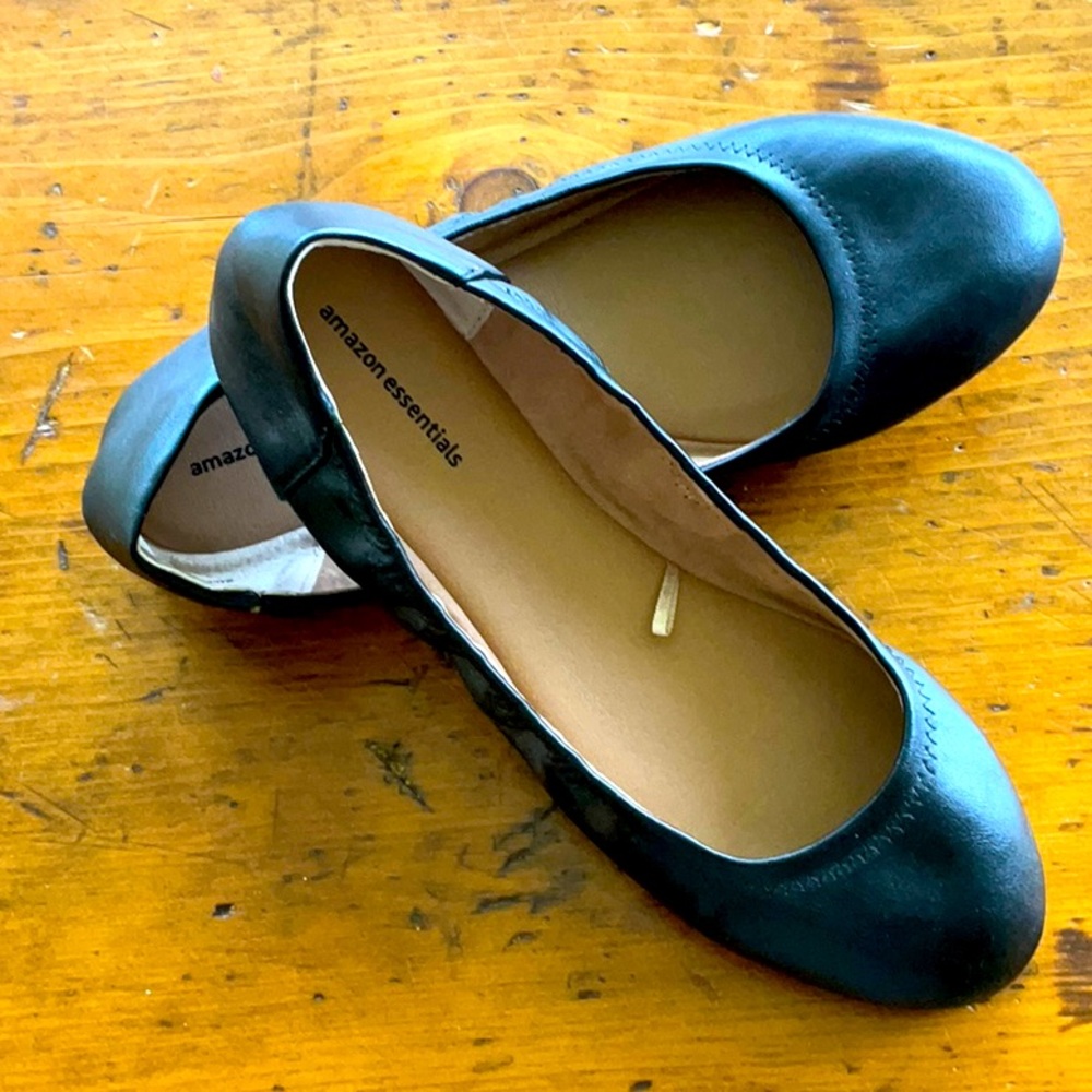 Amazon essential women’s flats/ballet flats never worn